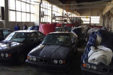 Hàng loạt xe BMW bị 'bỏ rơi' suốt 25 năm trong nhà kho khiến nhiều người xót xa