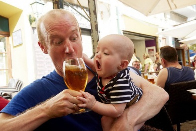 Chuyên gia cảnh báo: Tuyệt đối không để trẻ tiếp xúc với rượu bia