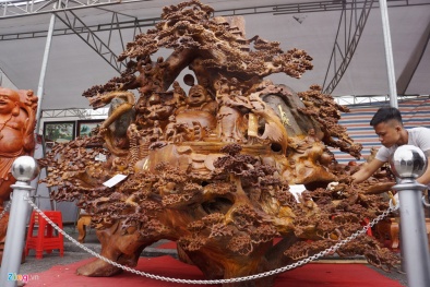 'Mãn nhãn' với pho tượng Phật Di Lặc bằng gỗ xá xị, giá 1,2 tỷ ở chợ Tết xứ Thanh