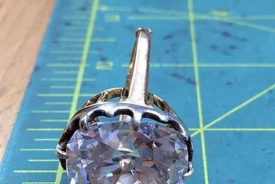 Mua chiếc nhẫn cũ ở hội chợ 33 năm trước, bất ngờ bán được 22,4 tỷ đồng