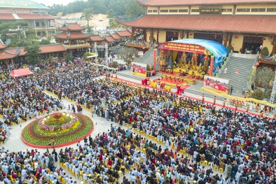Hàng nghìn du khách, Phật tử 'trẩy hội xuân' đầu năm Chùa Ba Vàng 2019