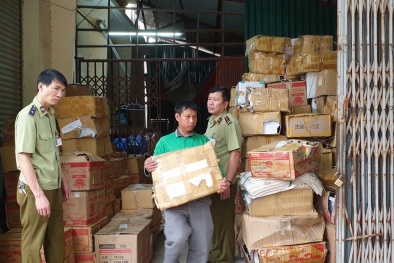 Hà Nội: Bí ẩn bên trong điểm tập kết gần chục xe ba gác sách lậu