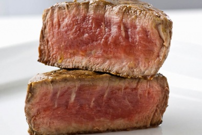 Cận cảnh miếng thịt bò in 3D đầu tiên trên thế giới được làm từ đậu và tảo