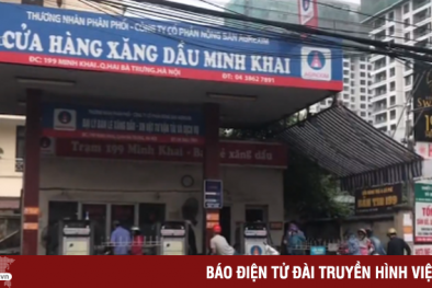 Nhân viên cây xăng thay phiên nhau 'móc túi' khách hàng