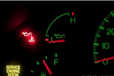 Đèn báo nhớt ô tô sáng nếu bỏ qua nguy hiểm khó lường cho tài xế
