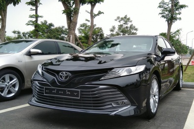Toyota Camry mới hàng nhập, rẻ hơn tới 67 triệu đồng/ chiếc, khách mua sớm ‘tiếc đứt ruột’