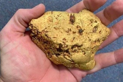 Người đàn ông lang thang dò kim loại ăn may 'vớ' được cục vàng thô nặng 1,4 kg