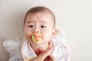 Cho trẻ dưới 6 tháng tuổi ăn chuối và lời khuyên từ bác sĩ cho bậc cha mẹ