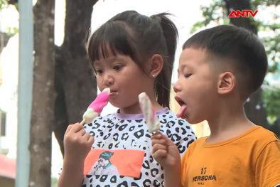 Sai lầm tai hại của cha mẹ khi cho con ăn kem giải nhiệt mùa hè
