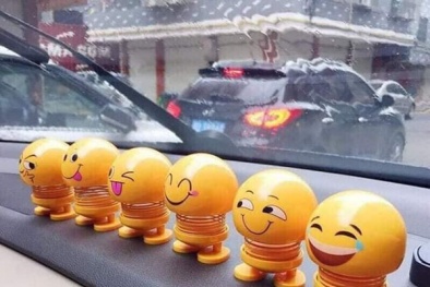 Mặt cười lò xo 'gây sốt', người bán hàng thu hàng triệu mỗi ngày
