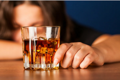 Uống rượu nhiều có thể làm ảnh hưởng nghiêm trọng tới đời sống 'chăn gối'