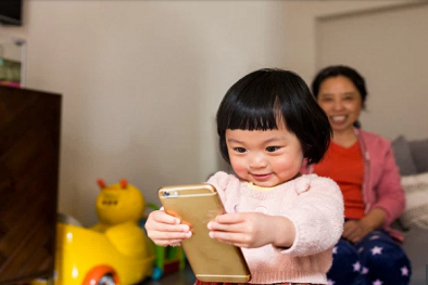 Thị lực của bé gái 2 tuổi bị hủy hoại do chiếc điện thoại bố mẹ tặng 