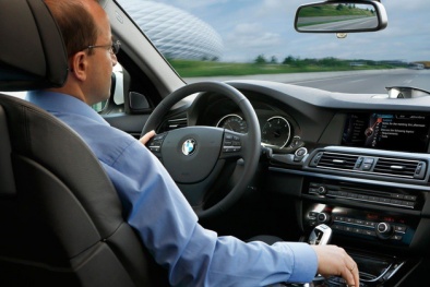 Ô tô gần cạn kiệt xăng giữa đường nhiều rủi ro tiềm ẩn, tài xế phải làm sao?