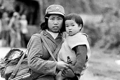 Nhân vật trong bức ảnh lịch sử 'Cô bộ đội bế em bé' và phép màu giữa đời thực