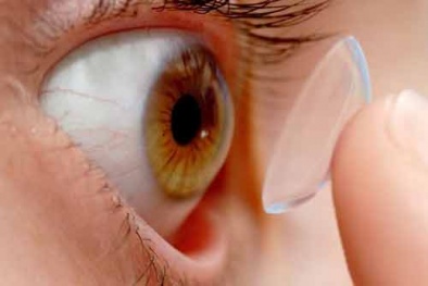 Chàng trai bị mù vì đeo kính áp tròng khi tắm 