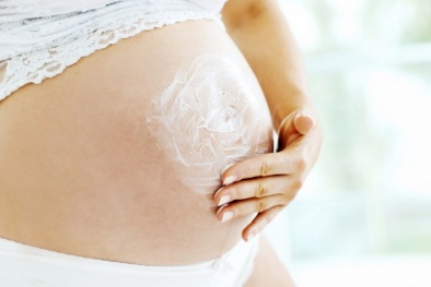 Dùng kem chống rạn da khi mang thai cần hết sức lưu ý kẻo ảnh hưởng tới thai nhi