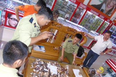 Phát hiện 1.087 chiếc đồng hồ giả nhãn hiệu Thụy Sỹ
