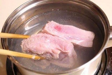 Sai lầm tai hại nếu cho thêm nước lạnh vào nồi luộc thịt đang đun sôi