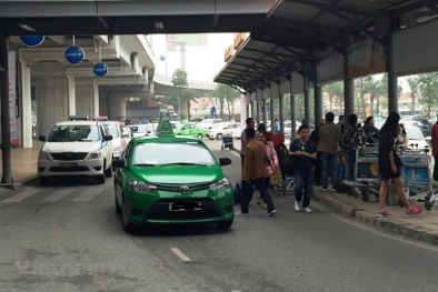 Taxi 'dù' ngang nhiên tràn vào Sân bay Quốc tế Nội Bài 'chặt chém' khách 