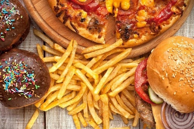 Thức ăn vặt của mẹ gây hại cho trẻ nhỏ