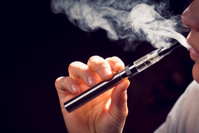 Thanh niên dễ nghiện thuốc lá điện tử do định hướng của nhà sản xuất