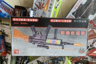 Thu giữ súng bắn đạn nhựa và nhiều đồ chơi bán trái phép