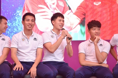 Đình Trọng lúng túng khi bị fan nữ hỏi: 'Mẹ anh có tuyển con dâu không'