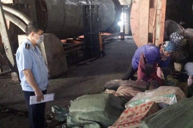 Chặn đứng 1,6 tấn chả mực, xúc xích nhập lậu đang trên đường mang đi tiêu thụ