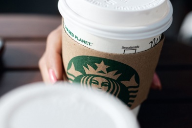 Nhân viên Starbucks bất cẩn khi pha chế đồ uống cho khách hàng dị ứng nặng với các loại hạt