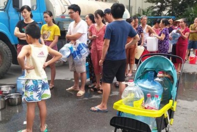 Cảnh người dân Hà Nội xếp hàng nhận nước sạch 'như thời bao cấp'