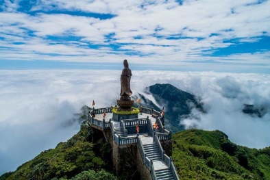 Giá vé cáp treo Fansipan giảm còn 350.000 đồng/người lớn, nhân dịp khu du lịch được World Travel Awards vinh danh