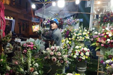 Ngày Phụ nữ Việt Nam 20/10: Hoa đắt như ‘tôm tươi’ 