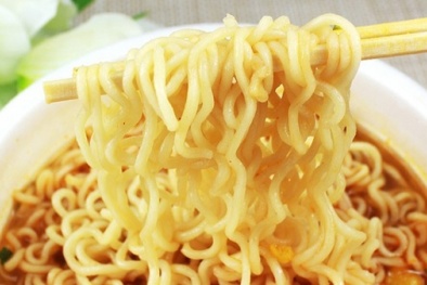 Cảnh báo nguy hiểm: Mì ăn liền gây tổn hại nghiêm trọng tới sức khỏe trẻ em