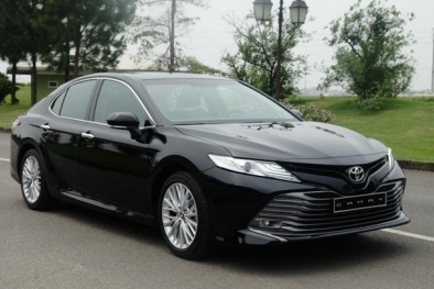 Camry 2019 vẫn bán 'bia kèm lạc', chênh 50-100 triệu đồng so với giá đề xuất