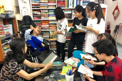 Chàng thủ thư khuyết tật lan tỏa niềm đam mê đọc sách cho giới trẻ