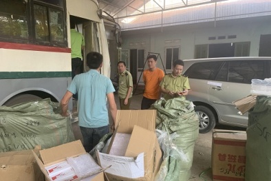 Thu giữ lượng lớn quần áo, kính dán điện thoại không rõ nguồn gốc