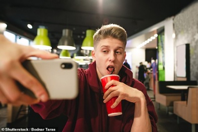 Thanh thiếu niên ngồi trước màn hình hàng giờ có xu hướng sử dụng nhiều đường và caffeine hơn