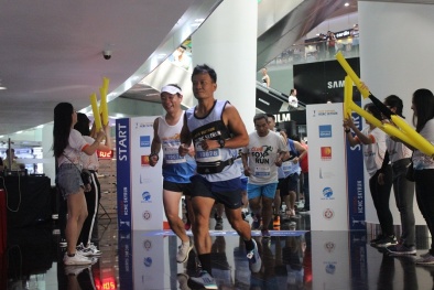 Gần 400 VĐV tham gia chinh phục các tòa tháp chọc trời 