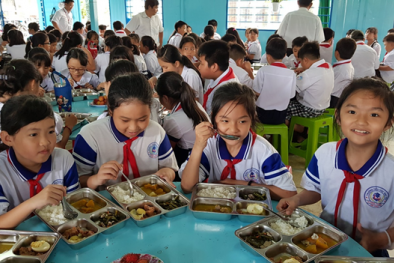 Cải thiện dinh dưỡng cho trẻ qua bữa ăn học đường hợp lý