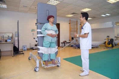 Hạnh phúc khi được tập đi ở... tuổi 62