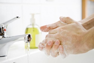 Không rửa tay sau khi đi vệ sinh, nguy hiểm hơn cả ăn thịt sống