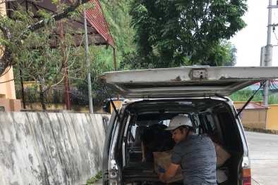 Thu gom xúc xích trôi nổi về thành phố bán kiếm lời