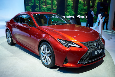 'Soi' mẫu xe coupe thể thao Lexus RC 300 hơn 3 tỷ đồng tại Việt Nam