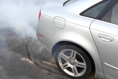 Ô tô xuất hiện khói trắng, lộ loạt trục trặc không nên coi thường