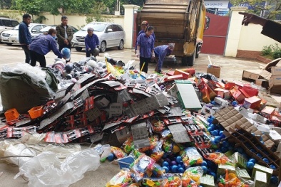 Tiêu hủy nhiều đồ chơi trẻ em, thực phẩm đã qua chế biến không đủ điều kiện lưu thông