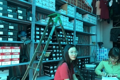 Ngang nhiên bán hàng nghìn đôi giầy giả nhãn hiệu Nike, Adidas