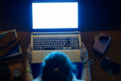 Cảnh báo: Ánh sáng xanh làm tăng tốc độ lão hóa 