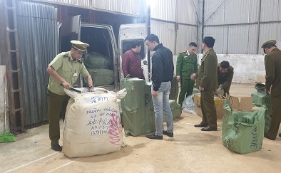 Thu giữ lượng lớn quần áo, tất các loại do nghi có dấu hiệu vi phạm