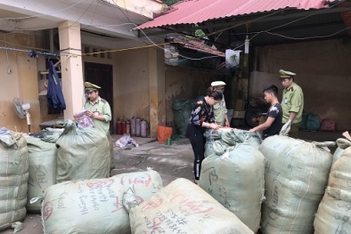 Thu giữ gần 1.000 lọ nước hoa không có hóa đơn hợp pháp 