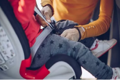 Trẻ em mặc áo khoác dày có thể 'gặp họa' khi ngồi trong ô tô